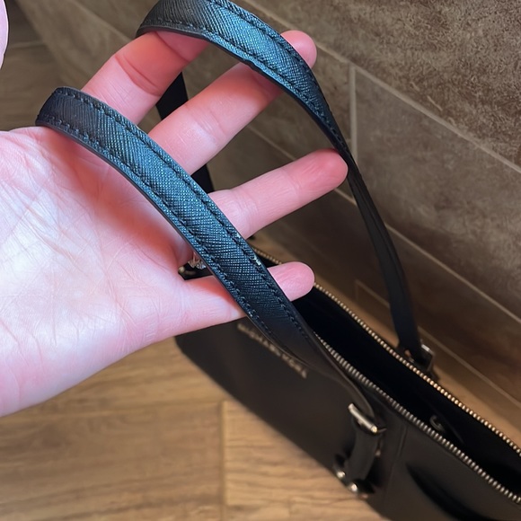 🚨🚨PRICE DROP 🖤Micheal Kors black tote with silver hardware🖤 - Picture 2 of 4